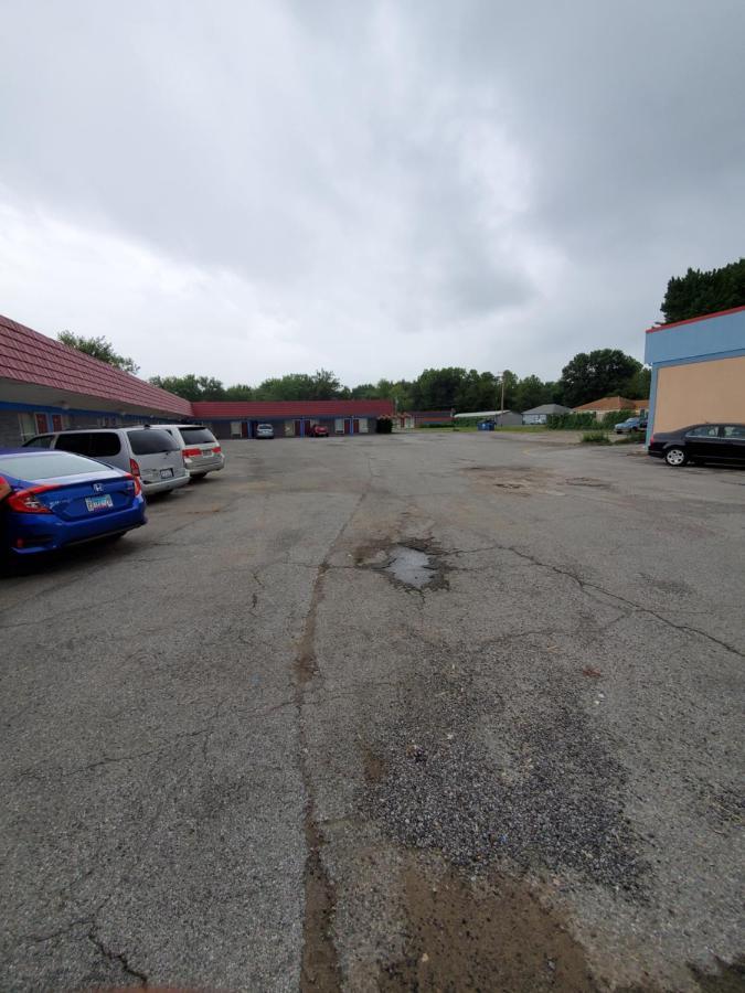 Gray Plaza Motel West Frankfort Exterior photo