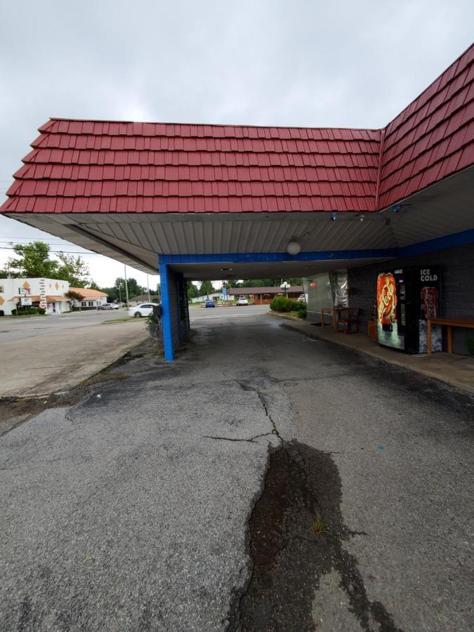 Gray Plaza Motel West Frankfort Exterior photo