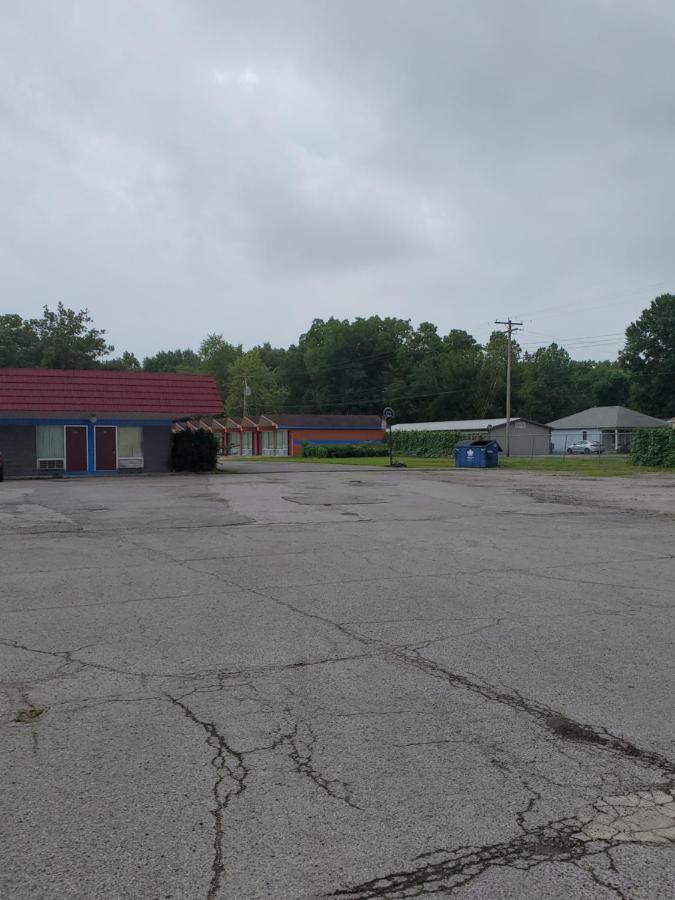 Gray Plaza Motel West Frankfort Exterior photo