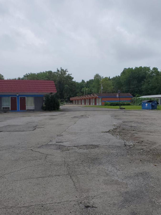 Gray Plaza Motel West Frankfort Exterior photo