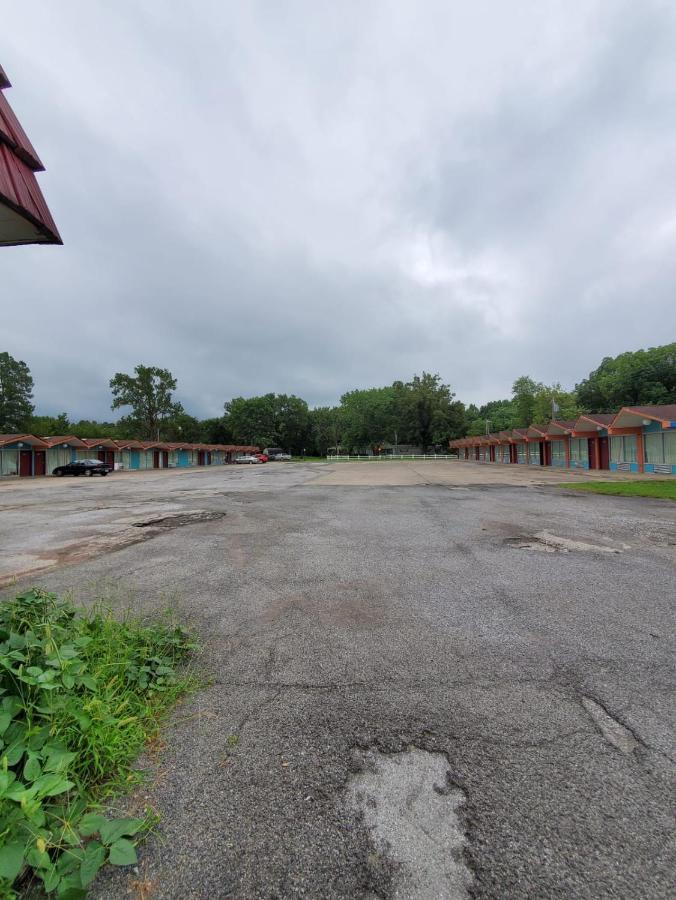 Gray Plaza Motel West Frankfort Exterior photo